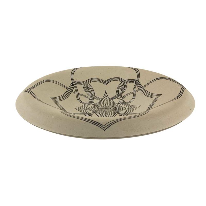 Piatto Kardià disegnato a mano in pietra leccese da Nico Esposito