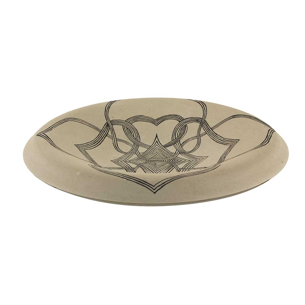 Piatto Kardià disegnato a mano in pietra leccese da Nico Esposito